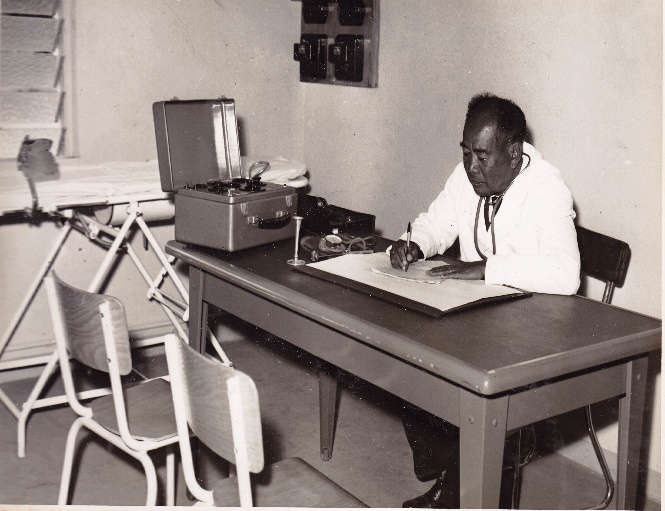 Équipe médicale avec matériel de haute technologie